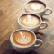 tre tazze di caffè con schiuma decorata