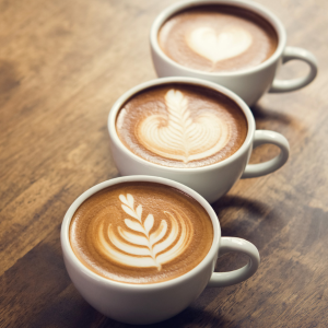 tre tazze di caffè con schiuma decorata